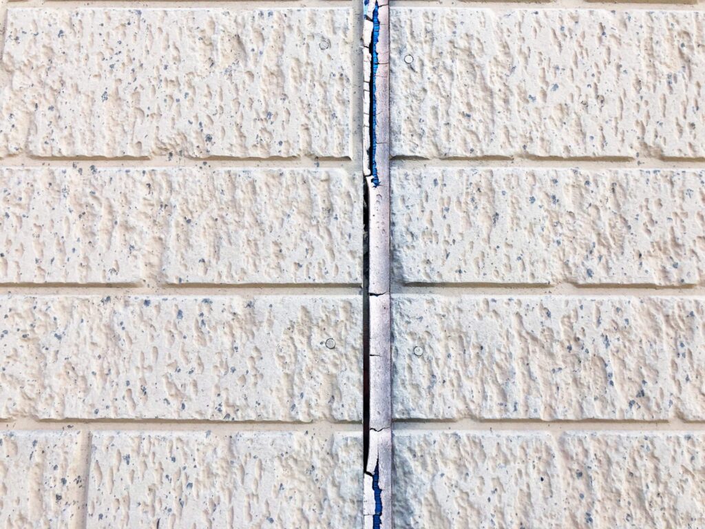 外壁のコーキングのひび割れについて徹底解説！補修方法や放置リスクもご紹介