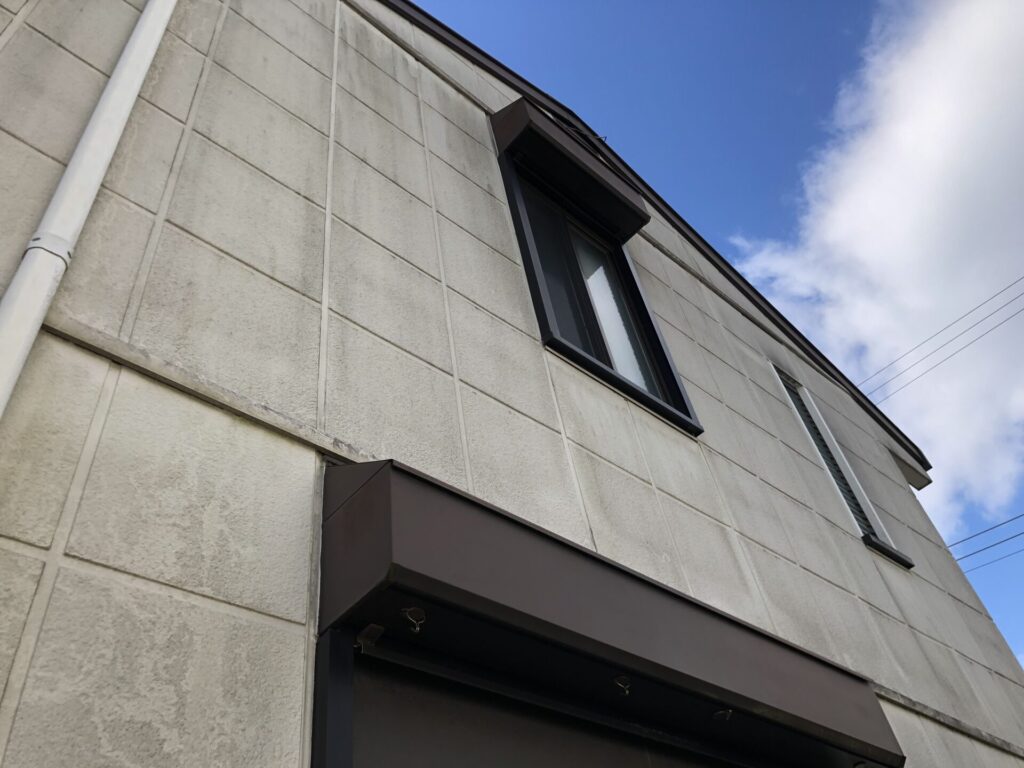 外壁の雨だれが発生する原因や対策方法を外壁塗装会社のプロが解説！注意点や汚れの落とし方もご紹介